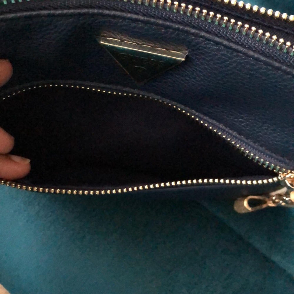 Free w/ purchase or $5 NWOT GUESS Navy/White/Tan Wristlet - Picture 7 of 14
